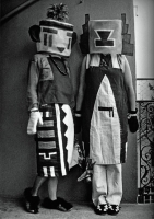 1_aasophie-y-erika-taeuber-vestidas-con-trajes-dada-1922.jpg