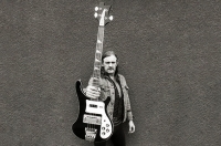 1_lemmy-with-guitar-2004-billboard-650.jpg